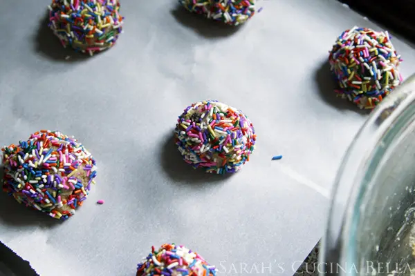 making rainbow sprinkle cookies