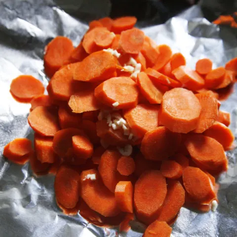 Grilled Foil Packet Carrots with Garlic and Basil