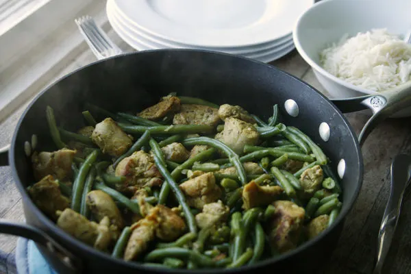 https://sarahscucinabella.com/wp-content/uploads/2016/07/Recipe-Garlicky-Chicken-and-Green-Bean-Skillet-600x400.jpg.webp