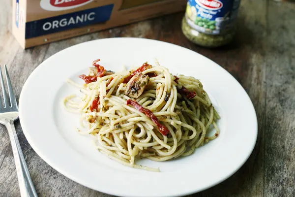 Barilla - Pesto Spaghetti with Chicken and Sundried Tomatoes