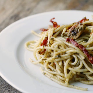 Easy Pesto Spaghetti with Chicken and Sundried Tomatoes