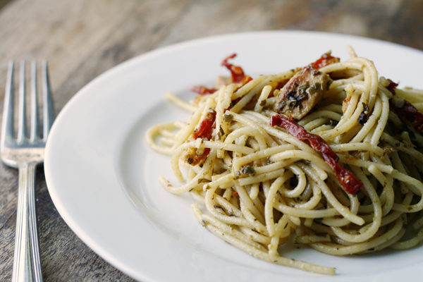 Pesto Spaghetti with Chicken and Sundried Tomatoes