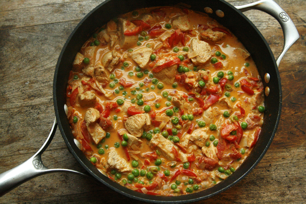 creamy-tomato-shallot-skillet-with-red-peppers-and-peas