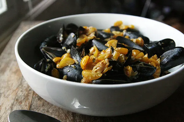 Mussels in Tomato Garlic Broth Recipe
