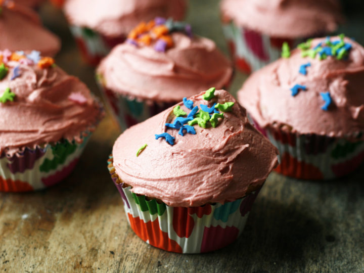 Cupcake con zuccherini colorati (funfetti cupcakes) e frosting