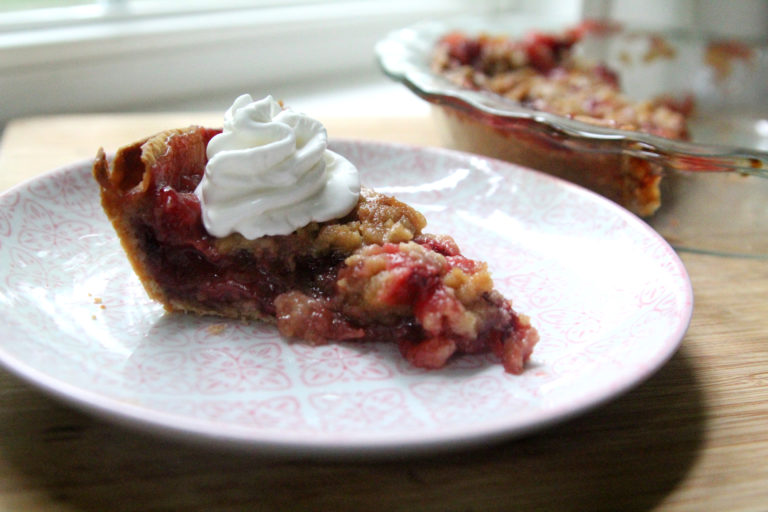 Strawberry-Rhubarb Crumble Pie