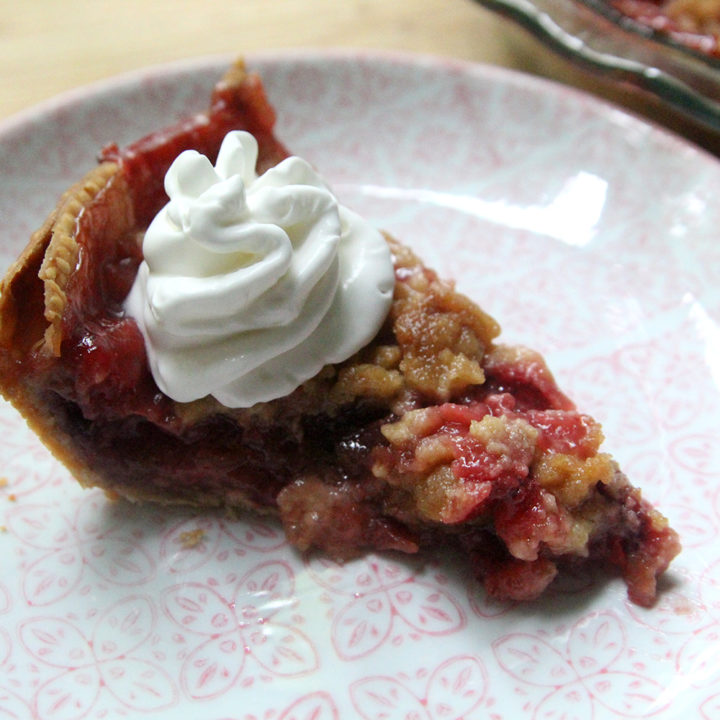 Strawberry-Rhubarb Crumble Pie